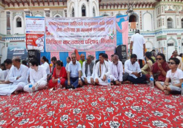 यस वर्षको महामुर्ख बने डा. झा, गोबर गणेश को ?